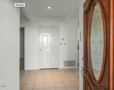 832 Wake Forest Lane - Photo Thumbnail 4