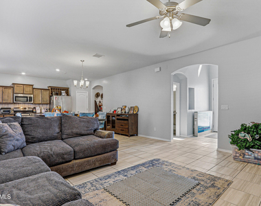 209 Reigate Drive - Photo Thumbnail 8