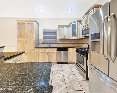 13125 Lost Willow Avenue - Photo Thumbnail 10