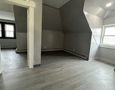 402 Sigourney Street - Photo Thumbnail 11