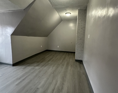 402 Sigourney Street - Photo Thumbnail 13