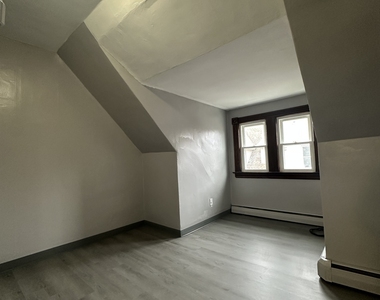402 Sigourney Street - Photo Thumbnail 7