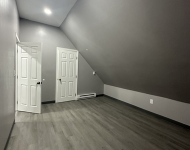 402 Sigourney Street - Photo Thumbnail 3