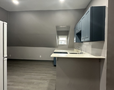 402 Sigourney Street - Photo Thumbnail 4