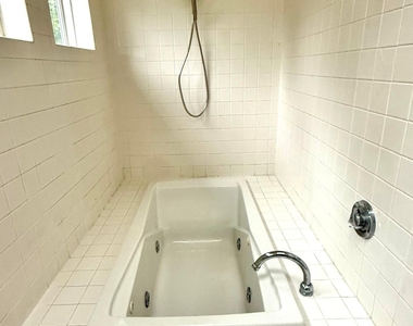 2605 Albany Avenue - Photo Thumbnail 6