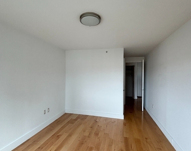 47-05 CENTER BLVD -LIC - Photo Thumbnail 4
