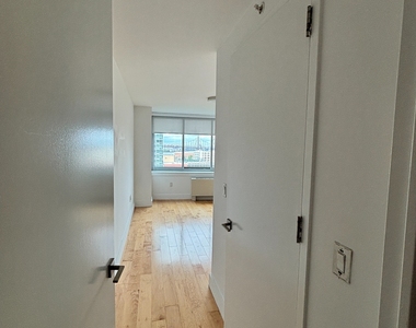 47-05 CENTER BLVD -LIC - Photo Thumbnail 2