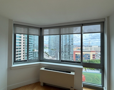 47-05 CENTER BLVD -LIC - Photo Thumbnail 1