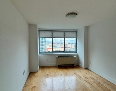 47-05 CENTER BLVD -LIC - Photo Thumbnail 3