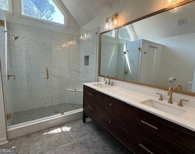 35 Chatsworth Circle - Photo Thumbnail 10