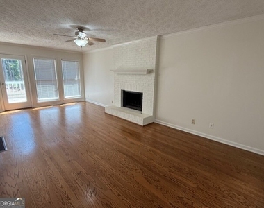 35 Chatsworth Circle - Photo Thumbnail 5