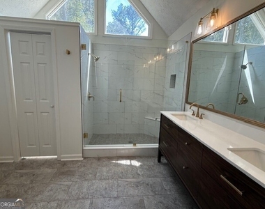 35 Chatsworth Circle - Photo Thumbnail 8
