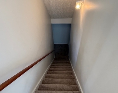 35 Chatsworth Circle - Photo Thumbnail 18