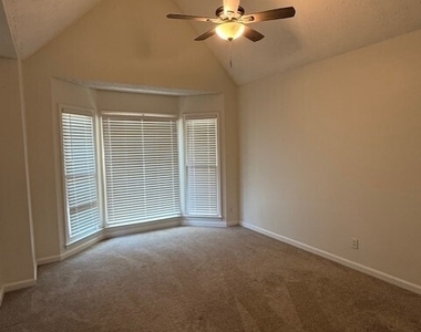 35 Chatsworth Circle - Photo Thumbnail 12