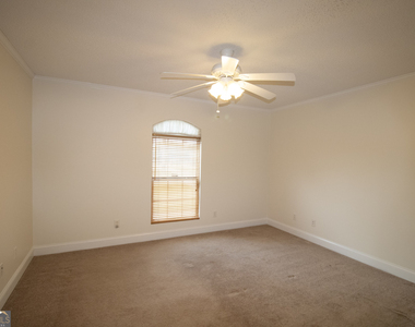 2309 Oakridge Lane - Photo Thumbnail 8