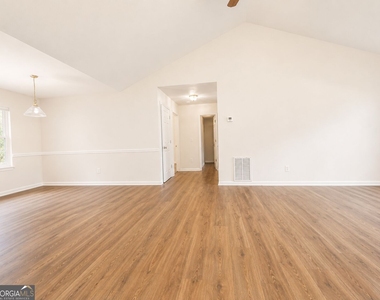1104 Driftwood Court - Photo Thumbnail 2
