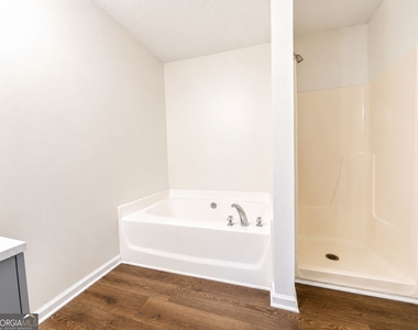 1104 Driftwood Court - Photo Thumbnail 7