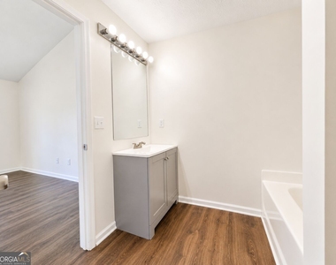 1104 Driftwood Court - Photo Thumbnail 6