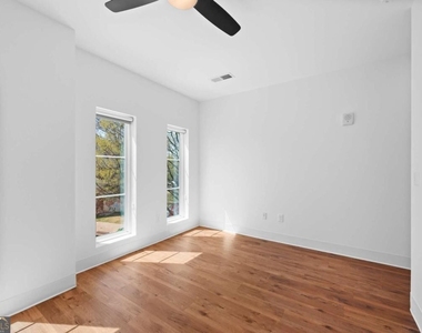 456 Flat Shoals Avenue Se - Photo Thumbnail 8