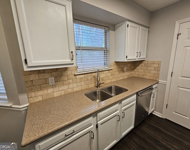 40 Peachtree Way - Photo Thumbnail 4
