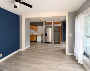 206 Bathgate Ave - Photo Thumbnail 2