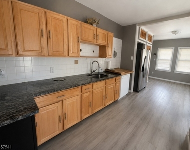 206 Bathgate Ave - Photo Thumbnail 4