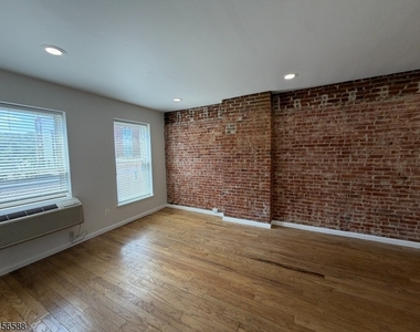 6 E Blackwell St - Photo Thumbnail 2
