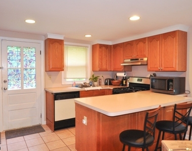 331 Center St - Photo Thumbnail 3