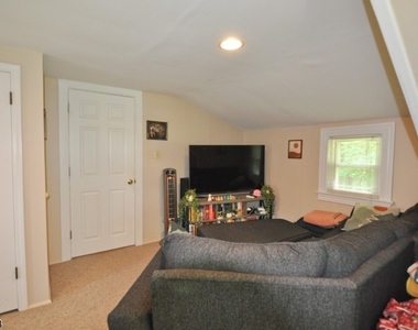 331 Center St - Photo Thumbnail 12