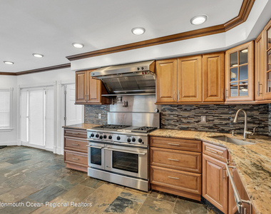 370 W Park Avenue - Photo Thumbnail 13