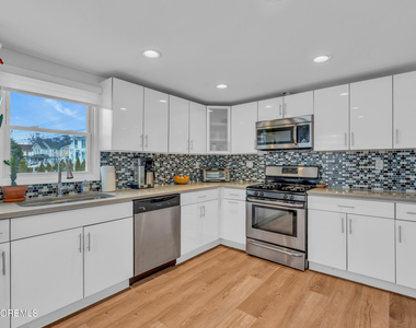 323 Roosevelt Avenue - Photo Thumbnail 7