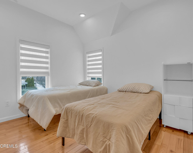 323 Roosevelt Avenue - Photo Thumbnail 13