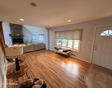 7 Carole Drive - Photo Thumbnail 3