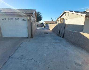 1636 N 64th Drive - Photo Thumbnail 5