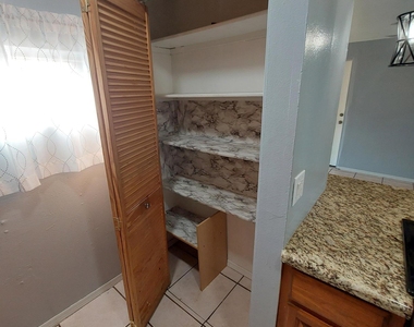 1636 N 64th Drive - Photo Thumbnail 17