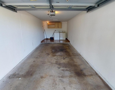 1636 N 64th Drive - Photo Thumbnail 9