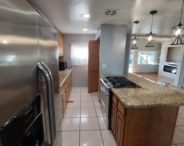 1636 N 64th Drive - Photo Thumbnail 15