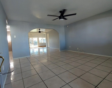 1636 N 64th Drive - Photo Thumbnail 11