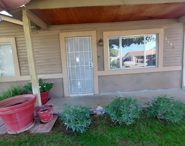 1636 N 64th Drive - Photo Thumbnail 10