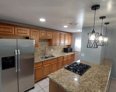 1636 N 64th Drive - Photo Thumbnail 14