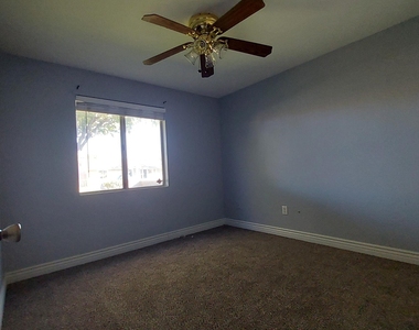 1636 N 64th Drive - Photo Thumbnail 23