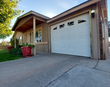 1636 N 64th Drive - Photo Thumbnail 8