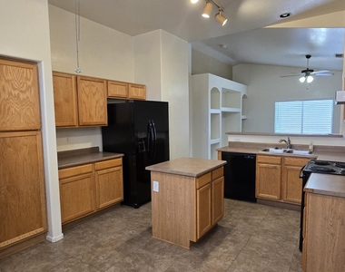 10936 W Vista Avenue - Photo Thumbnail 5