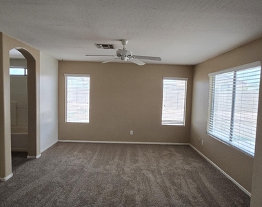 10936 W Vista Avenue - Photo Thumbnail 8