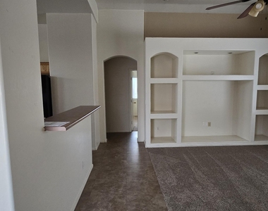 10936 W Vista Avenue - Photo Thumbnail 1