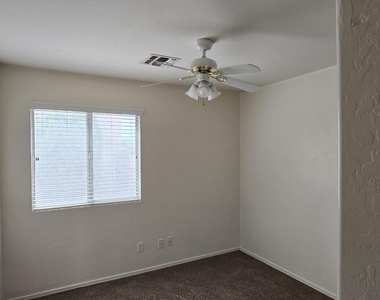 10936 W Vista Avenue - Photo Thumbnail 13