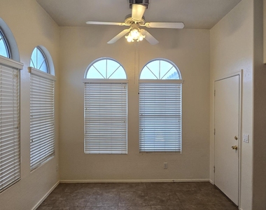 10936 W Vista Avenue - Photo Thumbnail 6