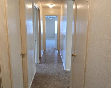 10936 W Vista Avenue - Photo Thumbnail 7