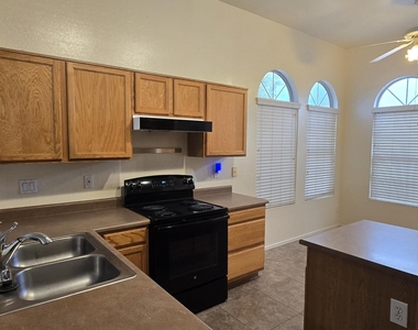 10936 W Vista Avenue - Photo Thumbnail 4