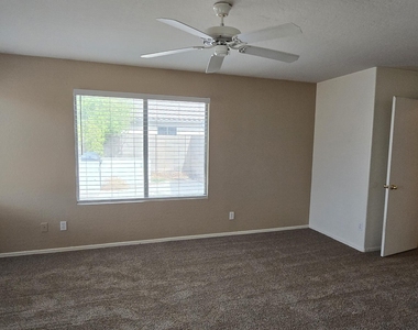 10936 W Vista Avenue - Photo Thumbnail 12